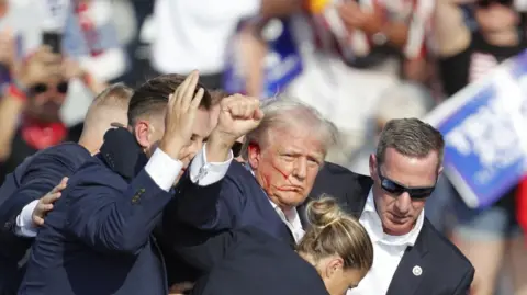 Trump shoot in ear in rally assassination attempt