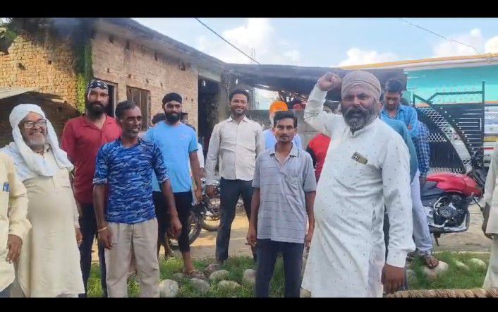हरिपुर टोंगिया गांव में धरने पर बैठे ग्रामीण भाजपा नेत्री द्वारा किये गये रास्ते पर अवैध कब्जे को लेकर किया गया धरना प्रदर्शन