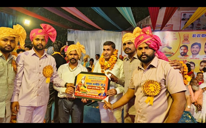 महर्षि बाल्मीकि जयंती मंच पर समाज सेवी सत्येंद्र शर्मा को किया सम्मानित