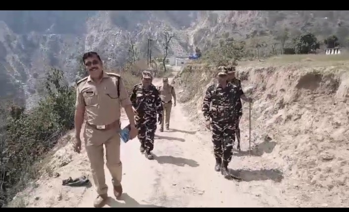 पुलिस व एसएसबी ने अंतरराष्ट्रीय भारत नेपाल सीमा पर की कांबिंग