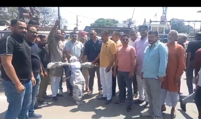 समाजवादी पार्टी के सांसद रामजीलाल सुमन का पुतला हुआ दहन । महाराणा  सांगा के खिलाफ दिए गए बयान पर राजपूत समाज मे रोष