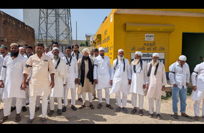 अलविदा जुमे की नमाज के बाद बच्चे युवा और बुजर्गो ने बाँधी बाजुओ मे काली पट्टी.. काले क़ानून का विरोध….