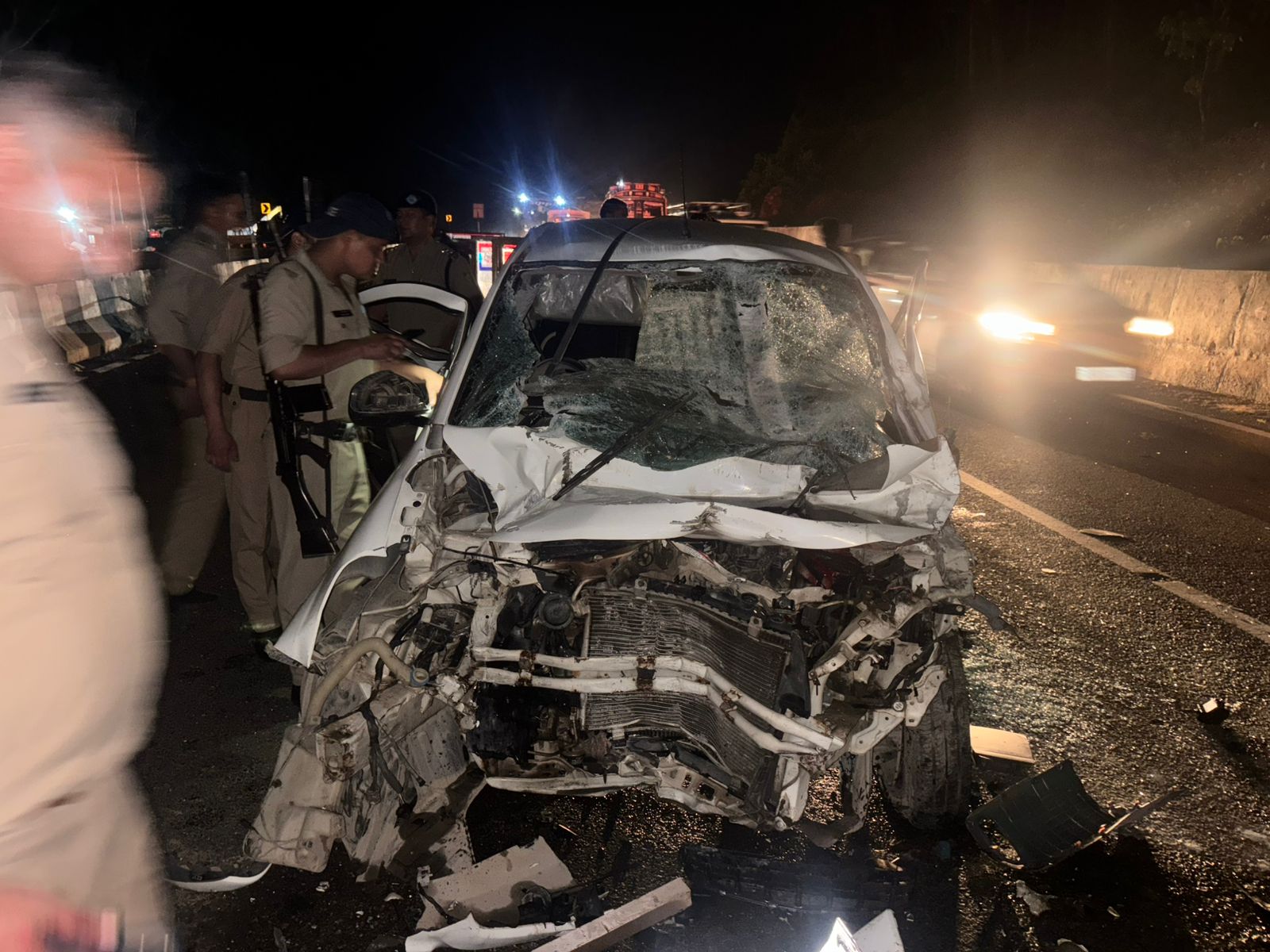 हरियाणा नंबर की स्विफ्ट कार ने सीमेंट भरे ट्रक मे मारी टककर हादसे मे चार लोगो की मौत एक घायल