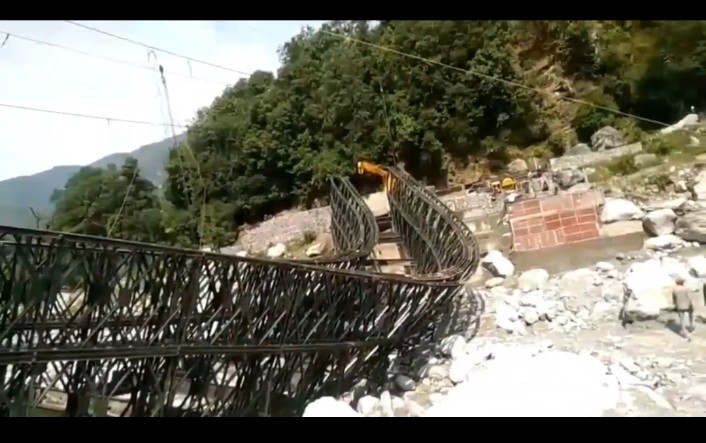 मुख्यमंत्री के निर्देश पर थराली में निर्माणाधीन पुल के क्षतिग्रस्त होने के मामले में तीन अभियंताओं को किया गया निलंबित।