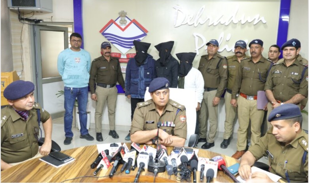 देहरादून में बेरहमी से हत्या और टैक्सी में चिड़ियापुर के जंगल पहुंचाया शव दून में सनसनीखेज हत्याकांड का खुलासा: लेन-देन विवाद में युवक की हत्या, तीन मुख्य आरोपी गिरफ्तार