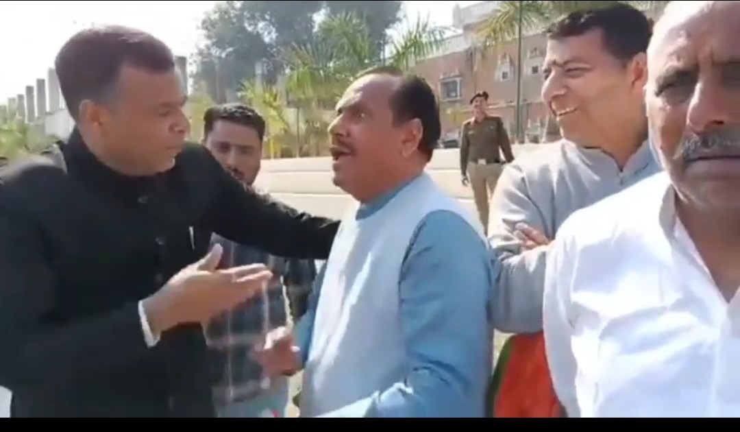 बीजेपी नेता और पुलिस अधिकारी आमने सामने गुस्से मे दिखे नेता जी शांत करते दिखे HRDA सचिव माफ़ी मांगने का वीडियो हुआ वायरल